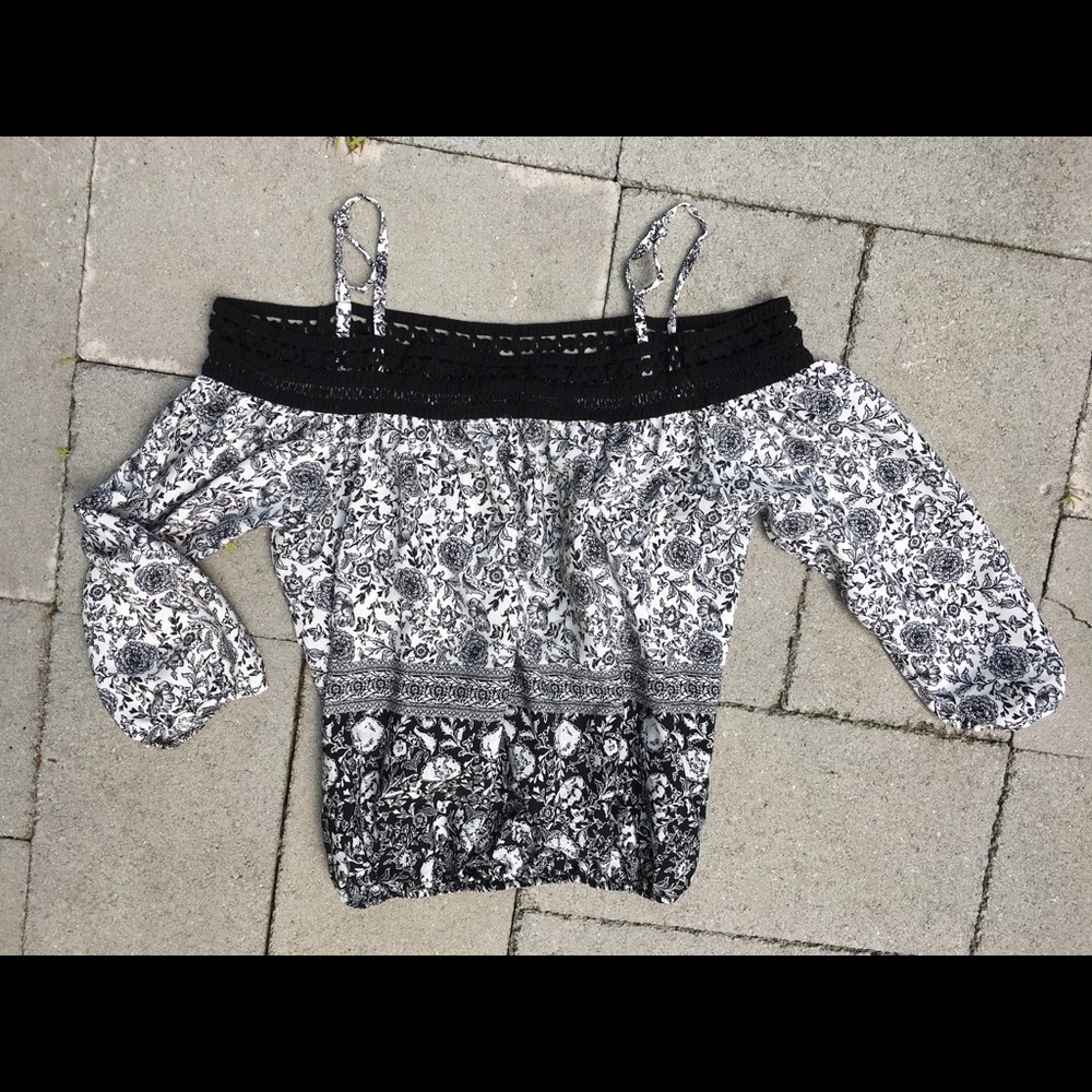B&W off the shoulder blouse S: L